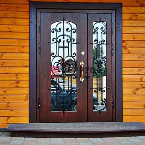 Входная дверь в дом со стеклом ковка. Кованые двери со стеклом. Дверь со стеклом входная. Входная металлическая дверь со стеклопакетом. Дверь с ковкой и стеклопакетом.
